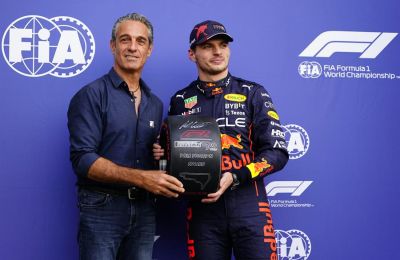 El holandés Max Vertapeppen, de Red Bull Racing (d), posa con Carlos Slim Domit hoy, al ganar la primera posición de la clasificación para el Gran Premio de Fórmula Uno de Ciudad de México en el Autódromo Hermanos Rodríguez en Ciudad de México. 01 301022