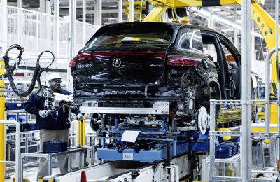 Fotografía divulgada por Mercedes-Benz que muestra la producción de un todocaminos SUV EQS de la marca alemana, en la planta que el fabricante tiene en la localidad de Tuscaloosa en Alabama (EE UU). 01 250822