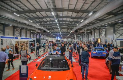 Los fanáticos de los automóviles acuden en masa al British Motor Show