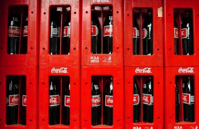 Vista de varias botellas de Coca-Cola. 
