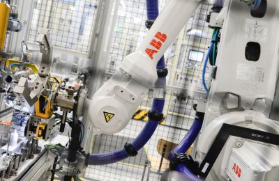 ABB Robotics apoya la red de plantas de vehículos eléctricos del Grupo Renault 01 200423