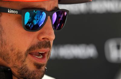 En la imagen, un registro del piloto español Fernando Alonso, quien salió ileso este miércoles de un choque en su McLaren Indy (66), tras golpear el muro a la salida de la tercera curva del óvalo del Motor Speedway de Indianápolis. EFE/Archivo