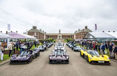 El espectacular desfile del superdeportivo Aston Martin Valkyrie, récord mundial, emociona el Salón Privé de Londres 01 190424