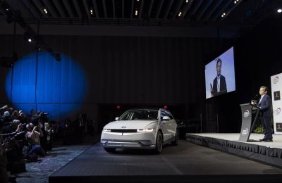 Jaehoon Chang (derecha), presidente y director ejecutivo de Hyundai Motor Company, acepta el premio World Car of the Year por el Hyundai Iconic 5 durante el Auto Show de Nueva York 2022 en Nueva York, Nueva York, EE. UU., el 13 de abril de 2022. 02 130422