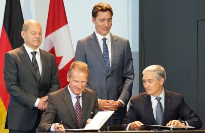 El director ejecutivo de Volkswagen, Diess, y el ministro canadiense, Champagne (en primer plano), el canciller federal alemán, Scholz, y el primer ministro de Canadá, Trudeau. 01 240822