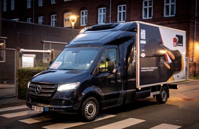  La camioneta Mercedes -Benz Sprinter de Pfizer-BioNTech llega con el primer envío de vacunas contra la enfermedad por coronavirus de Pfizer-BioNTech (COVID-19) al Statens Serum Institut en Copenhague, Dinamarca, el 26 de diciembre de 2020.