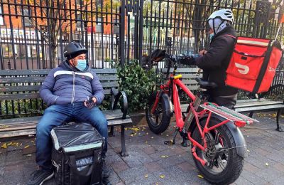 Repartidores de comida mientras aguardan algún pedido en un parque de Midtown Manhattan, Nueva York, en una fotografía de archivo. EFE/Ruth E. Hernández 01 020424