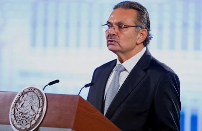Fotografía cedida este miércoles por la Presidencia de México donde aparece el director general de Petróleos Mexicanos (Pemex), Octavio Romero Oropeza, durante una rueda de prensa del mandatario mexicano, Andrés Manuel López Obrador, en el Palacio Naciona