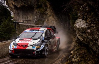 Sebastien Ogier conduce su Toyota Yaris WRC en la jornada del viernes.