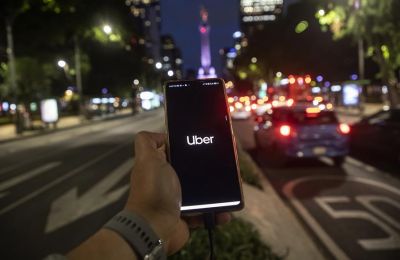 Una persona solicita un servicio de transporte en la aplicación Uber, ayer en la Ciudad de México (México) 01 130922