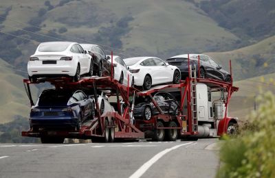 Vista de automóviles saliendo de una fábrica en EE.UU., en una fotografía de archivo. 