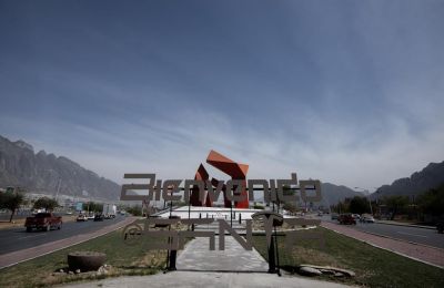 Vista de un anuncio de bienvenida a la empresa automotriz Tesla en la entrada de la ciudad de Santa Catarina el 10 de marzo de 2023, en el estado de Nuevo León (México). EFE/Miguel Sierra. 01 260523