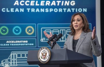 La vicepresidenta de EE. UU., Kamala Harris, ofrece comentarios durante un evento de transporte limpio 01 080322