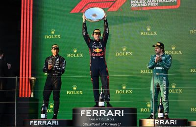 (i. a d.) El inglés Lewis Hamilton (Mercedes), segundo; el neerlandés Max Verstappen (Red Bull), que ganó la carrera; y el español Fernando Alonso (Aston Martin), que fue tercero; en el podio del Gran Premio de Australia de F1 EFE/EPA/JOEL CARRETT