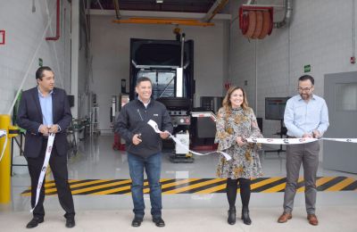 I a D: - Luis Acosta, líder de ingeniería para México y para EBU Hispanoamérica. - Jorge Machuca, líder de negocio de motores para Hispanoamérica. - Cristina Burrola, vicepresidenta de Cummins LATAM. - Adriano Rishi,  director ejecutivo ingeniería LATAM