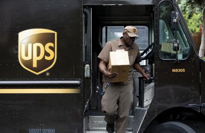 Imagen de archivo de un trabajador de la empresa de mensajería UPS. EFE/EPA/MICHAEL REYNOLDS 01 250723