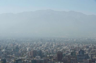 Fotografía panorámica donde se ve la contaminación sobre de Santiago (Chile). EFE/Alberto Valdés/Archivo