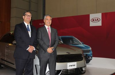 Oscar Albín, presidente de la Industria Nacional de Autopartes, INA y Horacio Chávez, director de Kia Motors México.