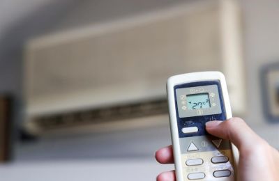 Una persona enciende un aparato de aire acondicionado, en una fotografía de archivo.  01 030822