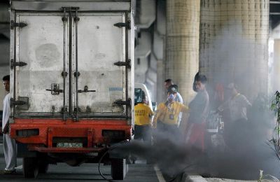 Una fotografía de archivo que muestra el chorro de humo negro que emana del tubo de escape de un camión de reparto. EFE/Rolex Dela Pena 01 130524