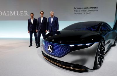 Ola Kaellenius (c), presidente de Daimler AG; Harald Wilhelm (i), director Finaciero; y Martin Daum (d), presidente del Consejo de Administración de Daimler Trucks, posan durante la conferencia anual de Daimler en Stuttgart, Alemania, hoy, 11 de febrero.
