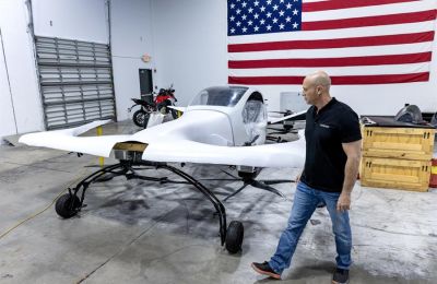 El fundador y director ejecutivo de Doroni Aerospace, Doron Merdinger, comprueba el prototipo de su avión eléctrico de despegue y aterrizaje vertical (eVOLT). EFE/EPA/CRISTÓBAL HERRERA-ULASHKEVICH 01 301023