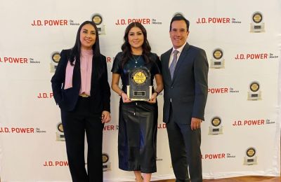Diana Muñoz; Wendy Ruiz, Mkt de Servicio Toyota; y Gerardo Gómez. 01 260623