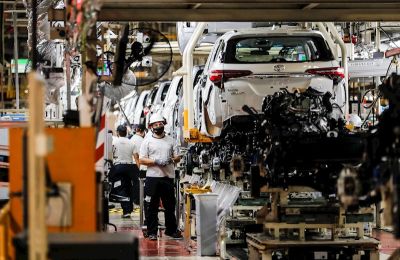 Trabajadores de la empresa Toyota durante su jornada laboral en la planta de la ciudad de Zarate, en la provincia de Buenos Aires (Argentina). EFE/Juan Ignacio Roncoroni/Archivo