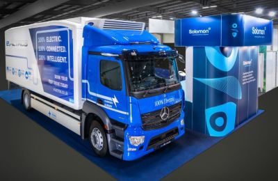 De pie orgulloso: el Mercedes-Benz eActros 300, con carrocería refrigerada de Solomon Commercials, en exhibición en ITT Hub 2023 01 100523