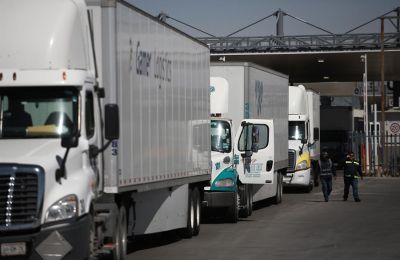 Transportistas hacen fila para ser inspeccionados, en el Puente Internacional Zaragoza, hoy, en ciudad Juárez, en el estado de Chihuahua (México). 01 120422
