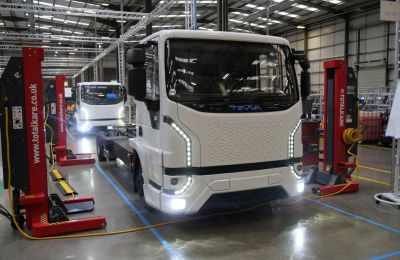 Camiones eléctricos en la línea de producción de Tevva London 01 110123
