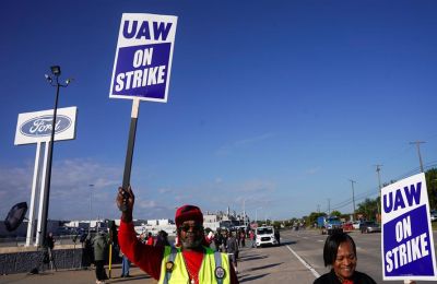 Miembros del sindicato United Auto Workers (UAW) se reúnen frente a la planta de ensamblaje de Ford, en Michigan, durante la huelga del sector del automóvil de Estados Unidos. EFE/Dieu-Nali Chery 01 121023