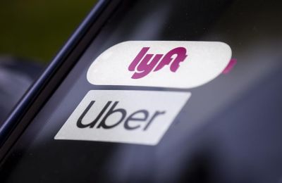 Vista de los logos de Uber y Lyft, en una fotografía de archivo. 01 111022