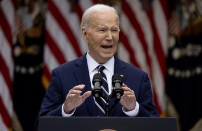 El presidente estadounidense, Joe Biden (C), habla antes de firmar un documento ordenando el aumento de los aranceles a algunas importaciones procedentes de China, junto a trabajadores sindicalizados en el Jardín de Rosas de la Casa Blanca, Estados Unidos