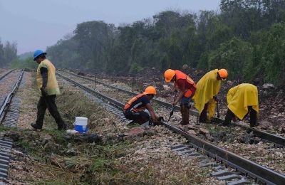 Trabajadores hacen mantenimiento a los rieles del Tren Maya, el 5 de febrero de 2021, en el municipio de Maxcanú, en el estado de Yucatán (México).