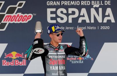El piloto francés de Moto GP Fabio Quartararo (Petronas Yamaha SRT), celebra en el podio su victoria en esta prueba del Gran Premio Red Bull de España disputado hoy en el Circuito de Jerez-Ángel Nieto a puerta cerrada a causa de COVID-19.