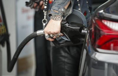 Una persona abastece de gasolina su carro en una estación de servicio en Los Ángeles, California (EE.UU.), en una fotografía de archivo. EFE/Caroline Brehman 01 230323