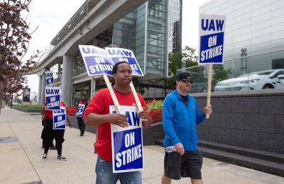 Miembros del sindicato United Auto Workers (UAW) participan en una huelga, en una fotografía de archivo. EFE/Rena Laverty 01 130929