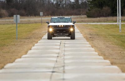 Fotografía cedida por General Motors (GMC) donde se muestra a una unidad del nuevo Hummer EV (Vehículo eléctrico) durante las pruebas en las instalaciones de la compañía en Milford, al norte de Michigan.