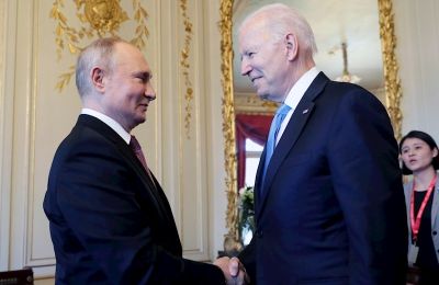 Los presidentes de Estados Unidos, Joe Biden, y de Rusia, Vladímir Putin, se saludan en el interior de Villa La Grange, en Ginebra, antes de comenzar su primera cumbre. EFE/EPA/MIKHAIL METZEL/SPUTNIK/KREMLIN / POOL