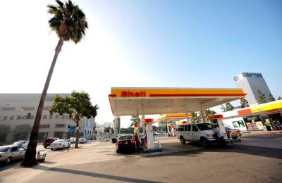 Fotografía de archivo de una estación de suministro de combustibles fósiles en Los Ángeles (California, EE.UU.). EFE/Andrew Gombert 01230525