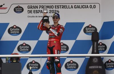El piloto italiano de MotoGP Francesco Bagnaia (Ducati Lenovo Team) en el podio tras vencer en el Gran Premio de España de Motociclismo de 2024 disputadoen el Circuito de Jerez - Ángel Nieto (Cádiz). EFE/José Manuel Vidal 01 280424