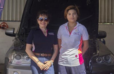 Las ingenieras mecánicas Sonia Luna Chávez (i) y María Fernanda Ornelas posan durante una entrevista para Efe, el 8 de marzo de 2022, en la ciudad de Querétaro (México). 