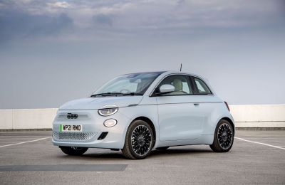 El nuevo Fiat 500 retiene el título en What Car? Premios de coches eléctricos 2022 01 310822