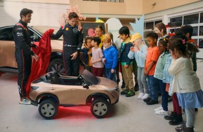 Nissan Los pilotos del equipo Nissan de Fórmula E enseñan a los niños el maravilloso mundo de los vehículos eléctricos 01 110823