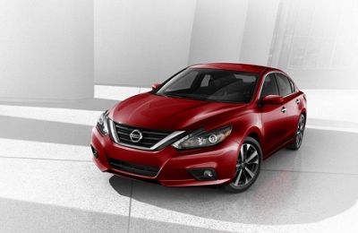 Nissan Altima 2017 incorpora uno de los cambios de imagen de mitad de ciclo más importantes en la historia de la compañía.