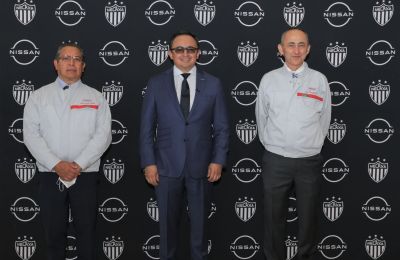 José Román, presidente y director general de Nissan Mexicana y NIBU; Joan Busquets, vicepresidente de Manufactura de Nissan Mexicana; y Armando Ávila, anterior vicepresidente de Manufactura de Nissan Mexicana.