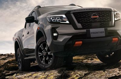  La versión insignia PRO-4X, pensada para los amantes de la aventura, manejo Off-Road y deportes extremos.  
