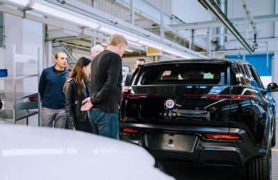 Henrik inspeccionando el Fisker Ocean negro 01 290922