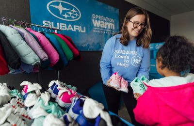 Subaru y Operation Warm® proporcionan abrigos, zapatos y calcetines a niños sin hogar y con necesidades urgentes 01130125
